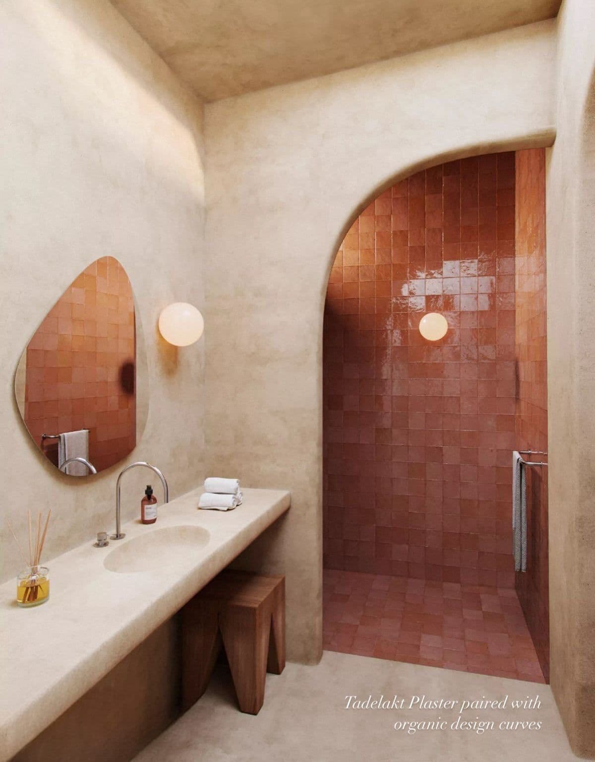 Material Monday: Tadelakt Plaster 🌫️

Today we’re spotlighting Tadelakt, a traditional Moroccan lime plaster that’s become a modern design obsession. Pair this with organic design curves and you have a masterpiece ✨

Why We Love It:
Tadelakt gives spaces that soft, organic, spa-like feel everyone’s craving right now. Its smooth, seamless texture looks handcrafted and luxurious—without feeling cold or sterile.

Where It Shines:
Bathrooms & Showers – Naturally water-resistant, making it a perfe..., moderne, tadelakt