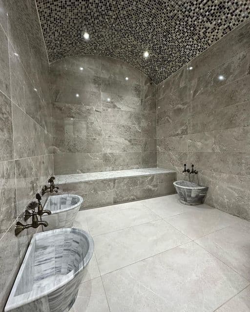 a large bathroom with two sinks and a bathtub in the middle of the room, classique, tadelakt