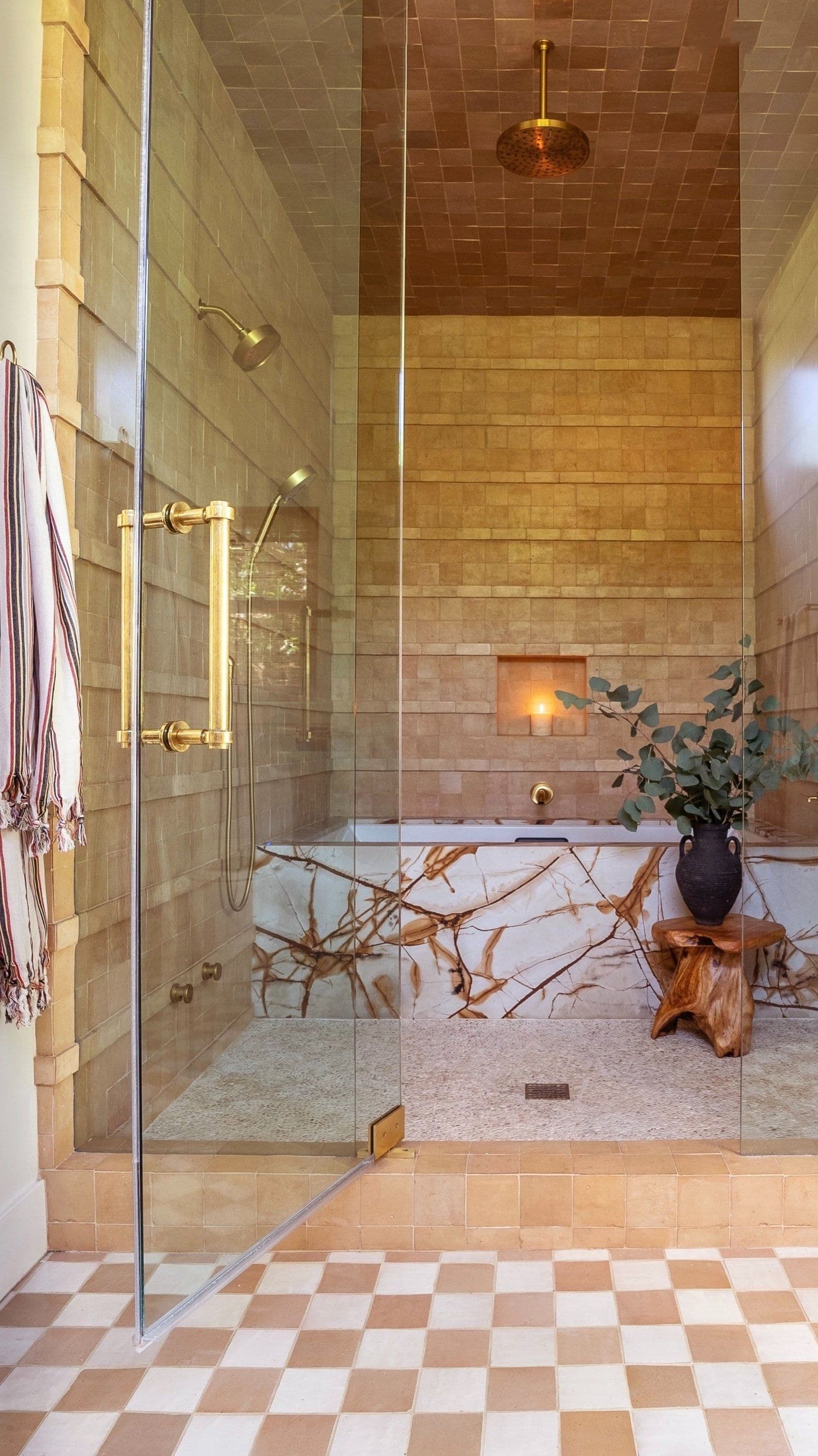 a bath room with a tub a toilet and a plant on the floor in it, classique, tadelakt
